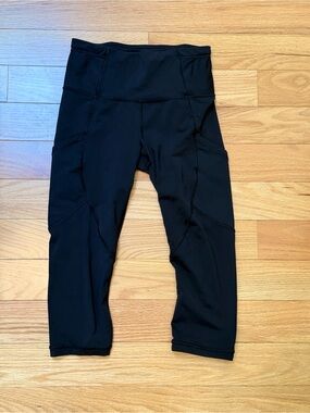 Lululemon Outrun 17” cropped leggings with mesh panels - Size 4 - Black